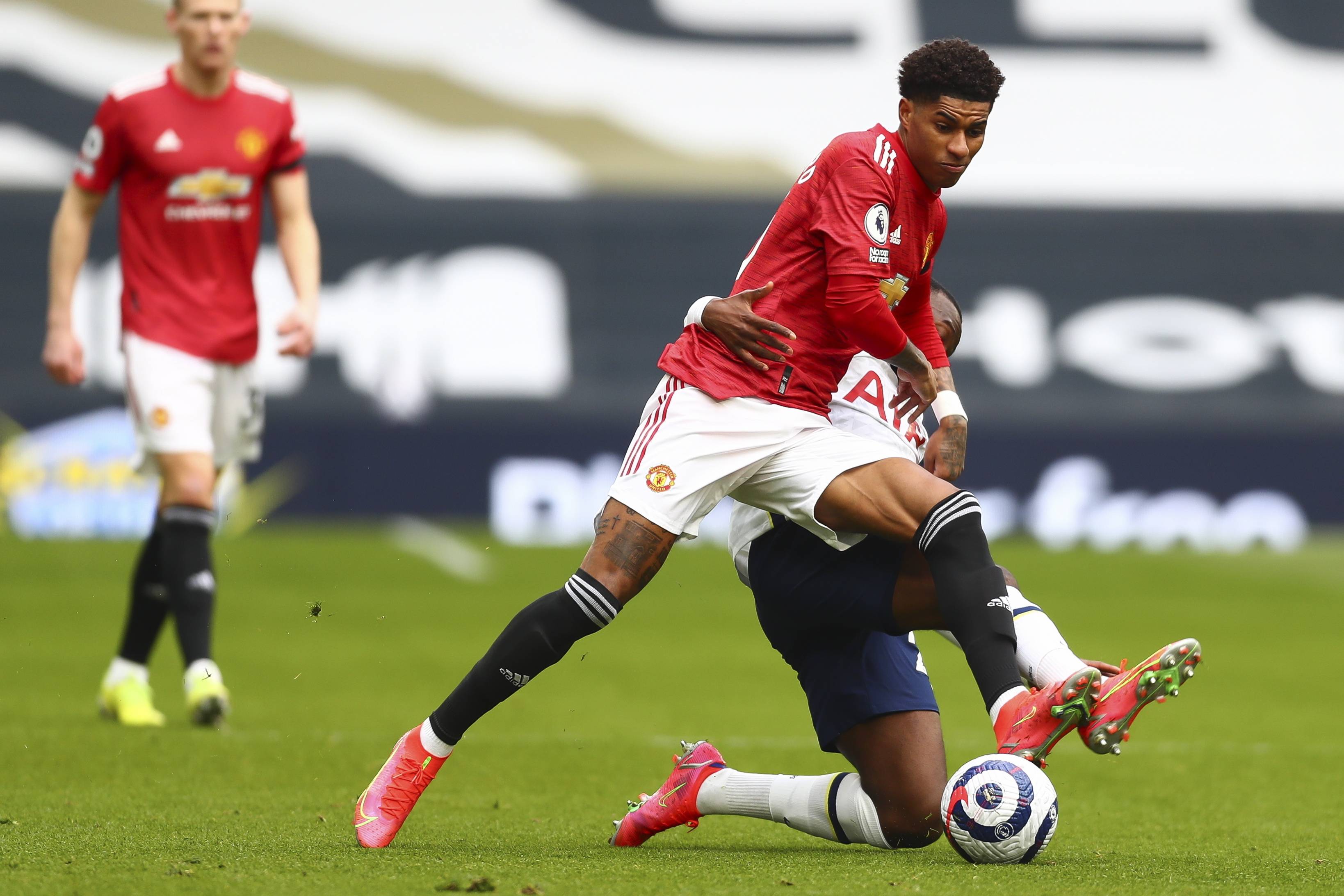 旁边的人更 旁边的人更